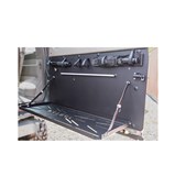 Výplně pátých dveří Nissan Patrol Y61 + stolek (černá barva)